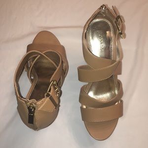 🌻 Express wedges,tan color/great for the summer🌻